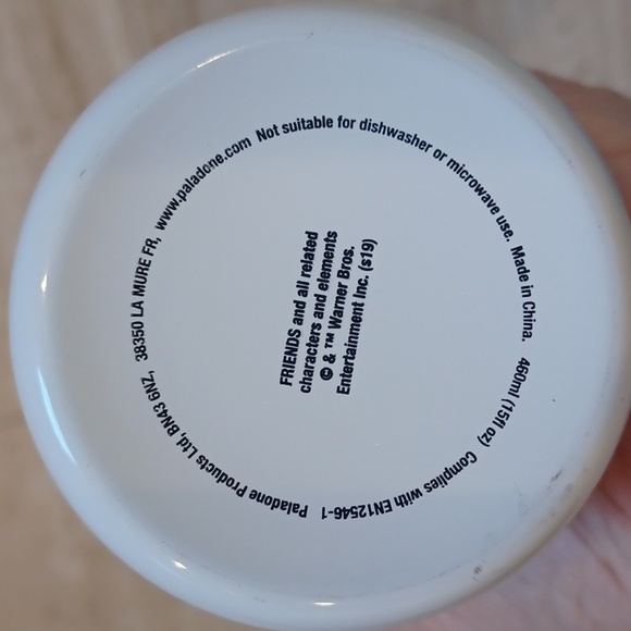 FRIENDS "Central Perk" Travel Water Bottle - Picture 4 of 7